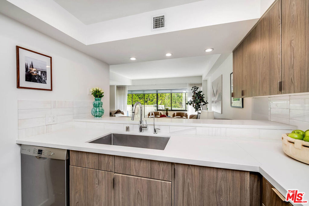 7135 Hollywood Boulevard 305 Property Photo 16
