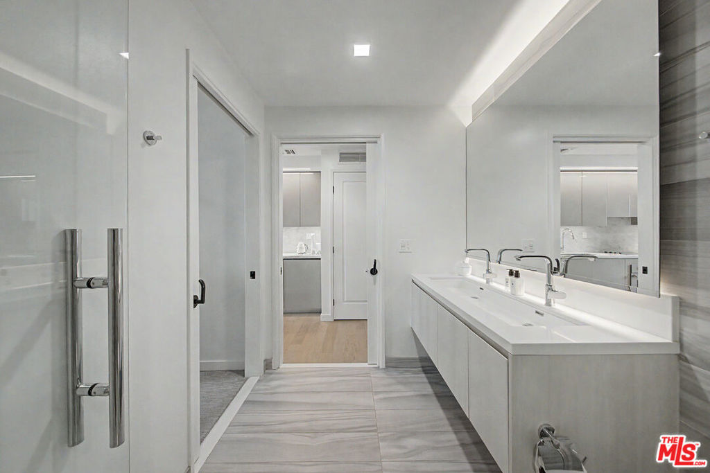 1050 S Grand Avenue 905 Property Photo 16