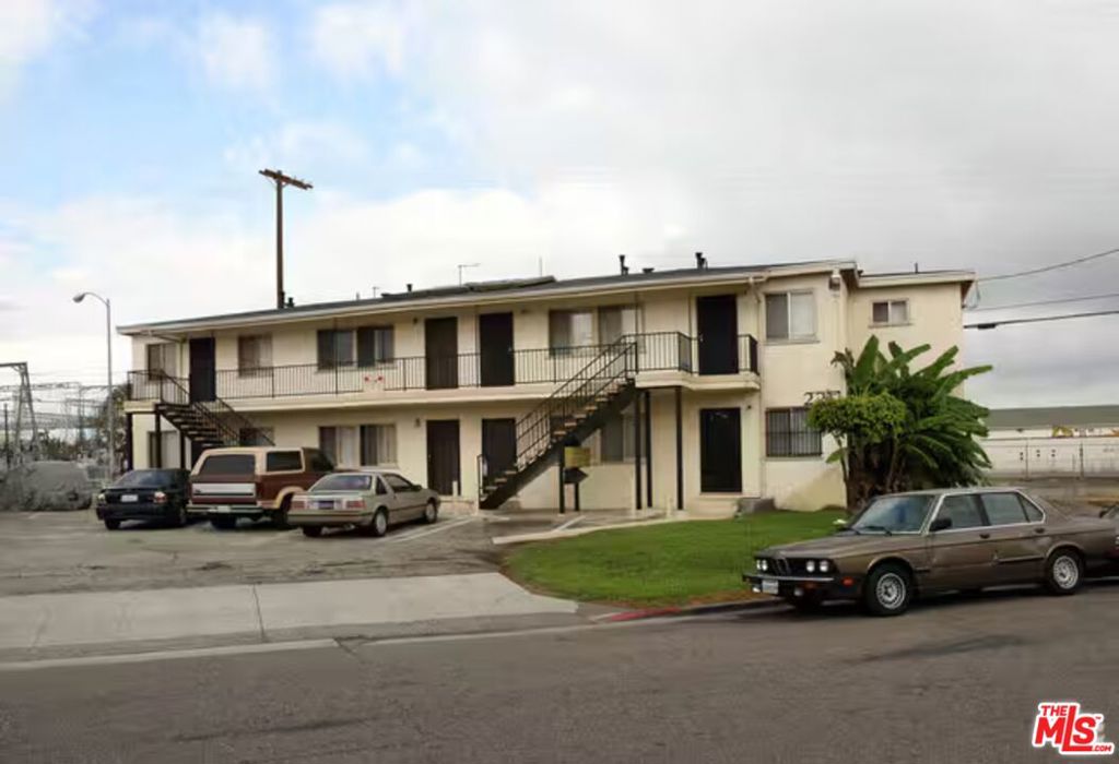 2211 S Genesee Avenue Property Photo 1