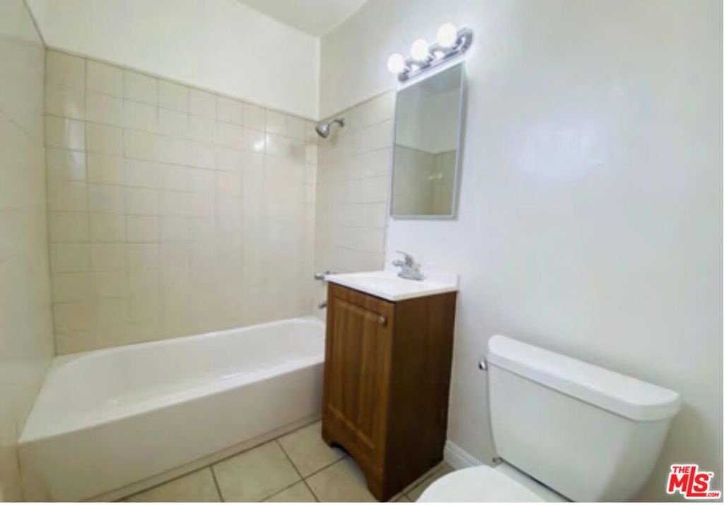 2211 S Genesee Avenue Property Photo 5