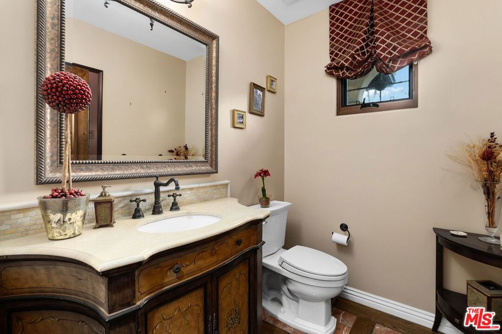 3522 S Barrington Avenue Property Photo 11