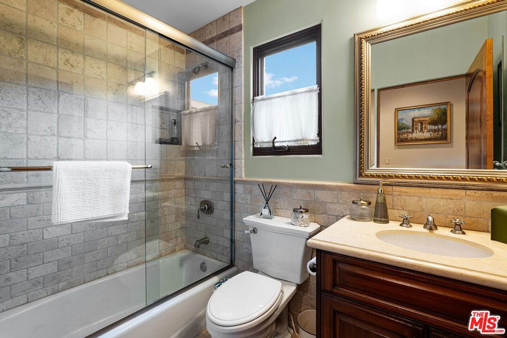 3522 S Barrington Avenue Property Photo 13