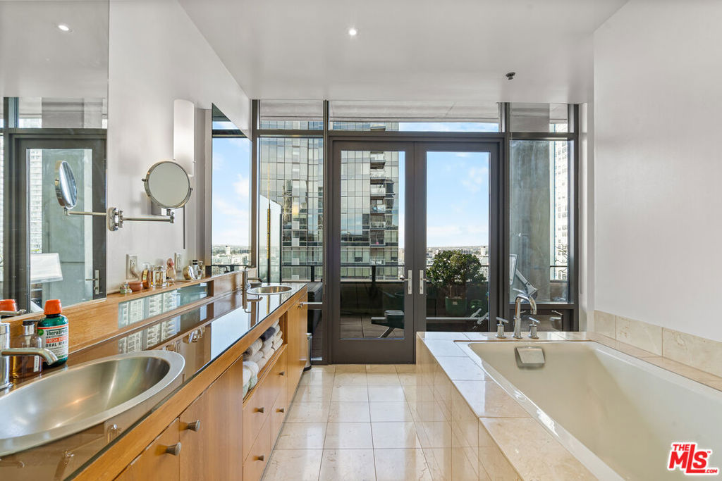 1111 S Grand Avenue Ph1 Property Photo 15