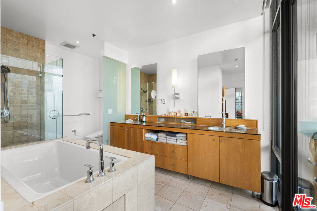1111 S Grand Avenue Ph1 Property Photo 16