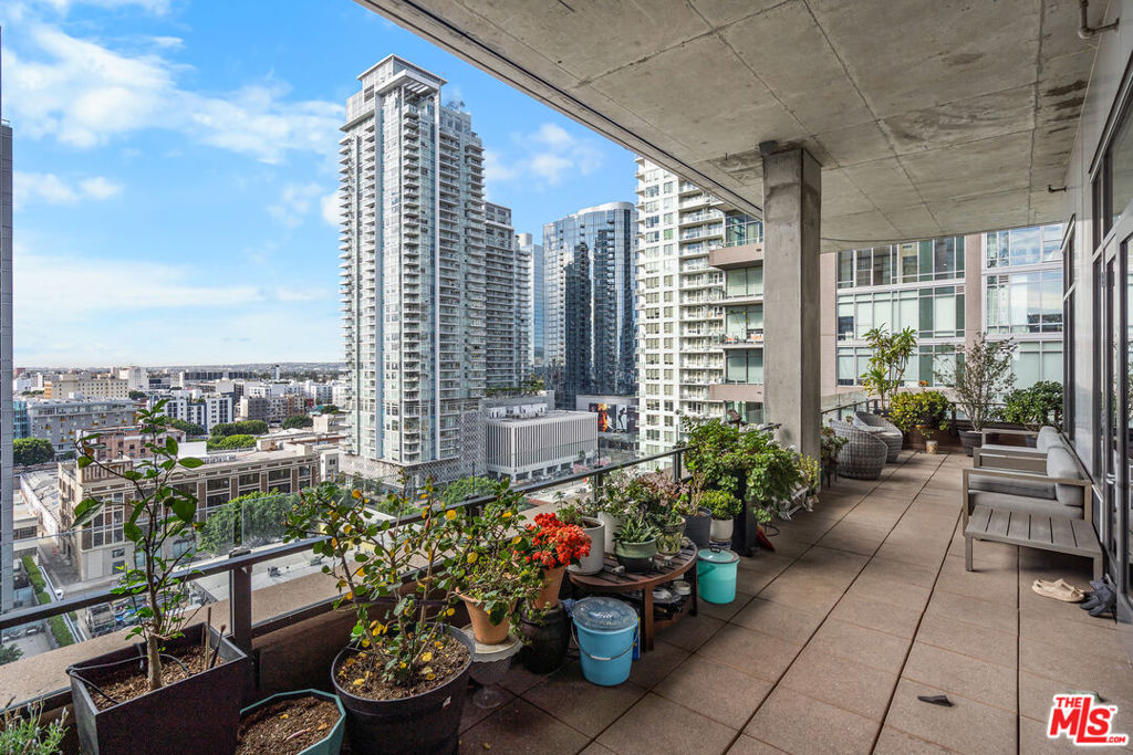 1111 S Grand Avenue Ph1 Property Photo 20