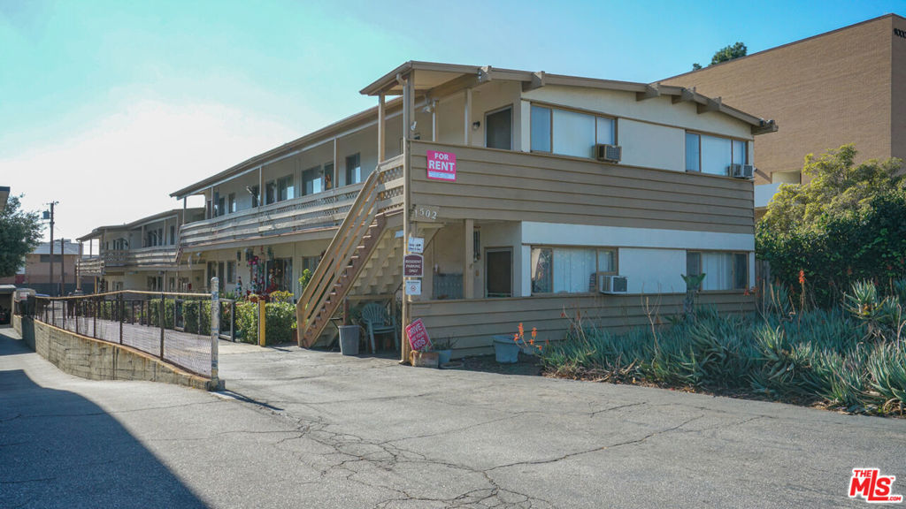 1502 E Broadway Property Photo 1