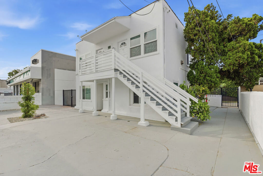 2709 Santa Monica Boulevard Property Photo 10