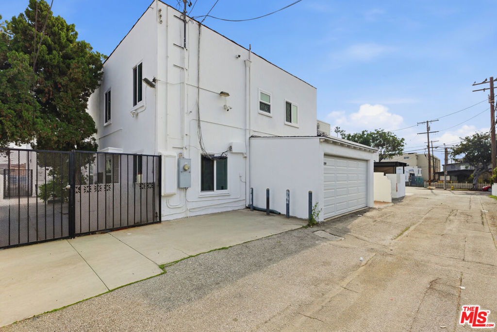 2709 Santa Monica Boulevard Property Photo 25