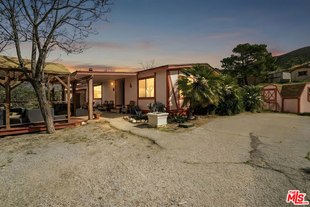 11426 Sierra Highway Property Photo 5