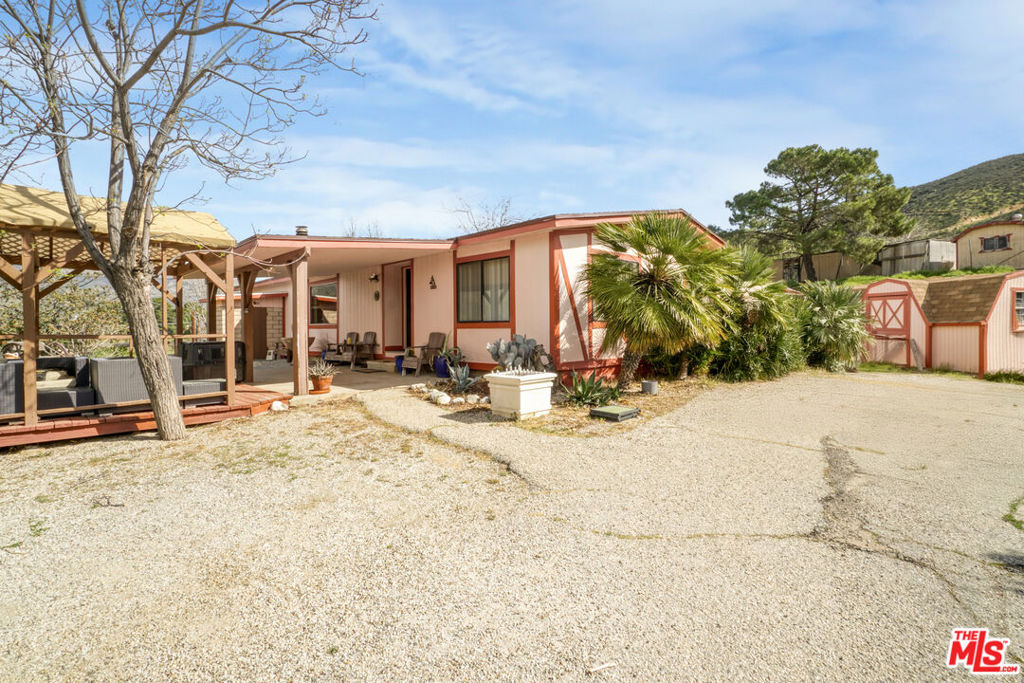 11426 Sierra Highway Property Photo 6