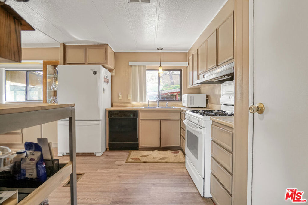 11426 Sierra Highway Property Photo 17