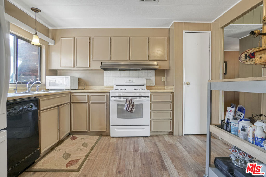 11426 Sierra Highway Property Photo 18