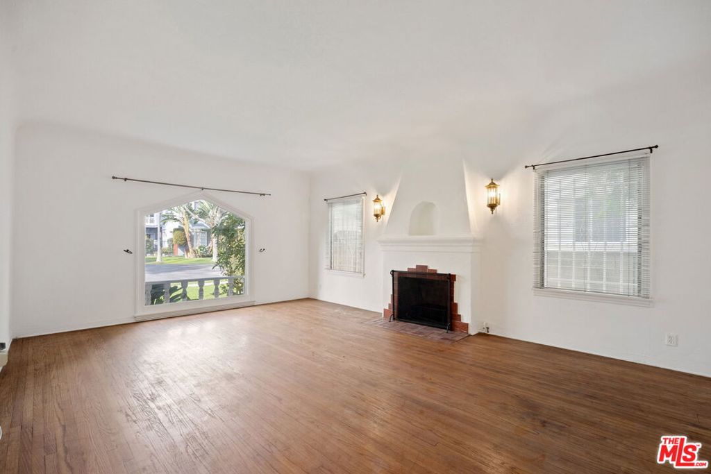 436 S Rexford Drive Property Photo 3