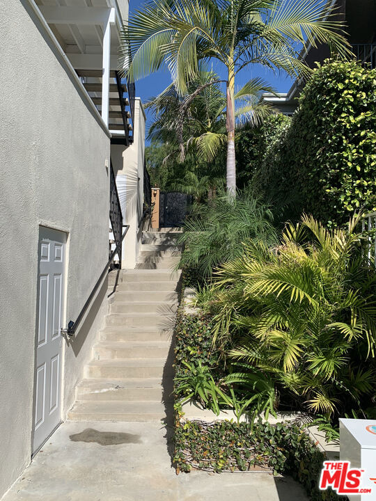 4211 Franklin Avenue Property Photo 3