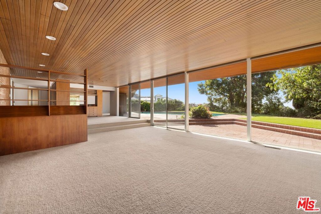 590 N Tigertail Road Property Photo 4