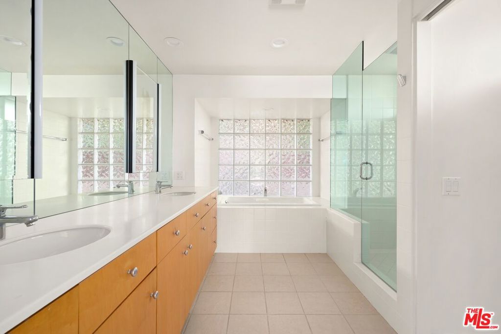 590 N Tigertail Road Property Photo 8