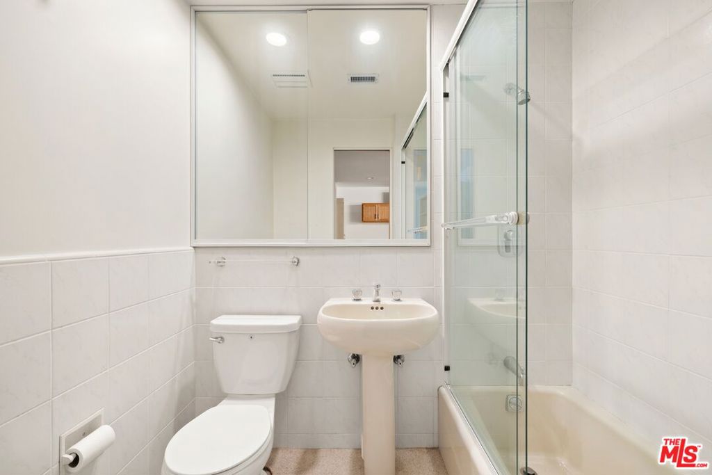 590 N Tigertail Road Property Photo 10