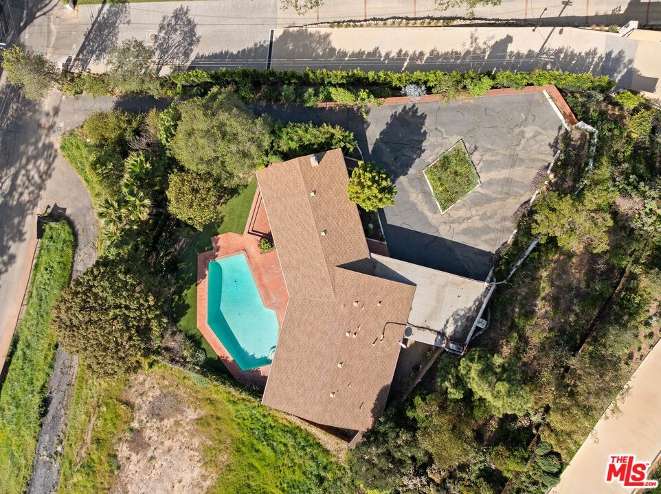 590 N Tigertail Road Property Photo 14