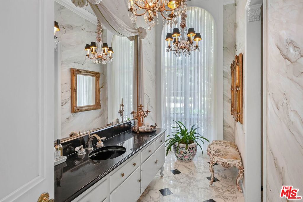 717 N Rodeo Drive Property Photo 12