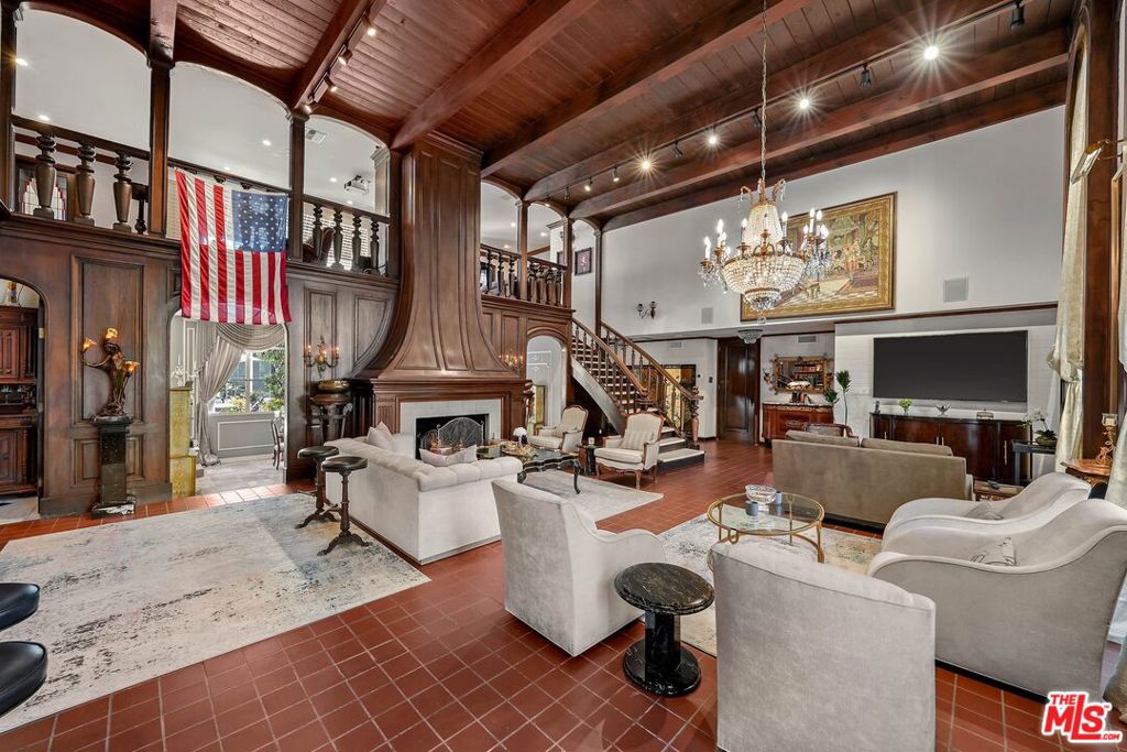 717 N Rodeo Drive Property Photo 13