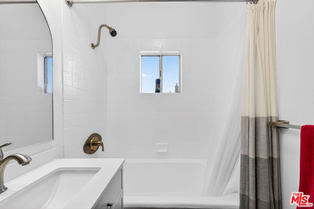 822 N Hayworth Avenue Property Photo 25