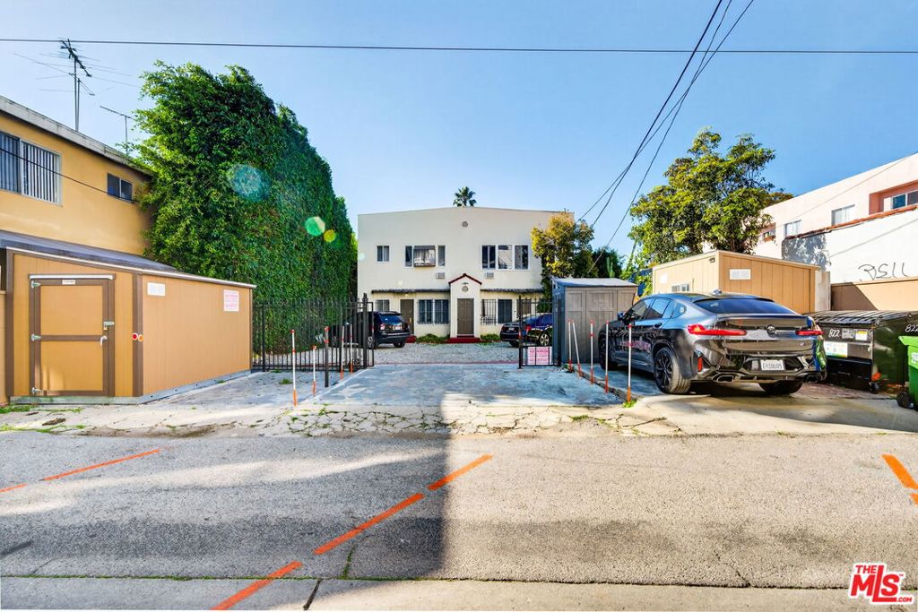 822 N Hayworth Avenue Property Photo 33