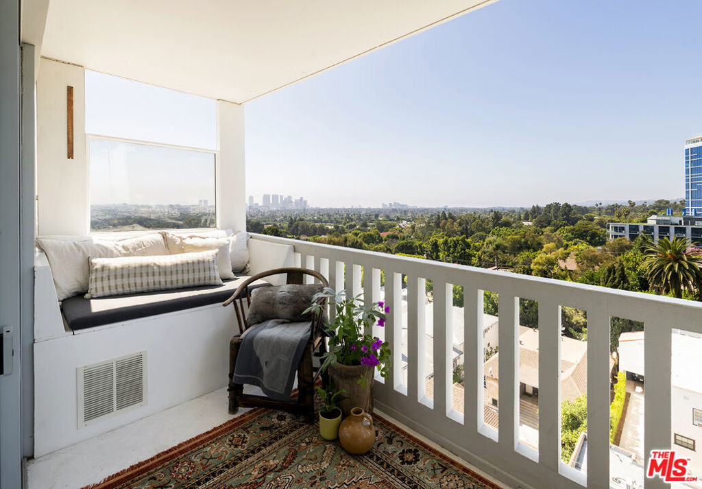 999 N Doheny Drive 811 Property Photo 10