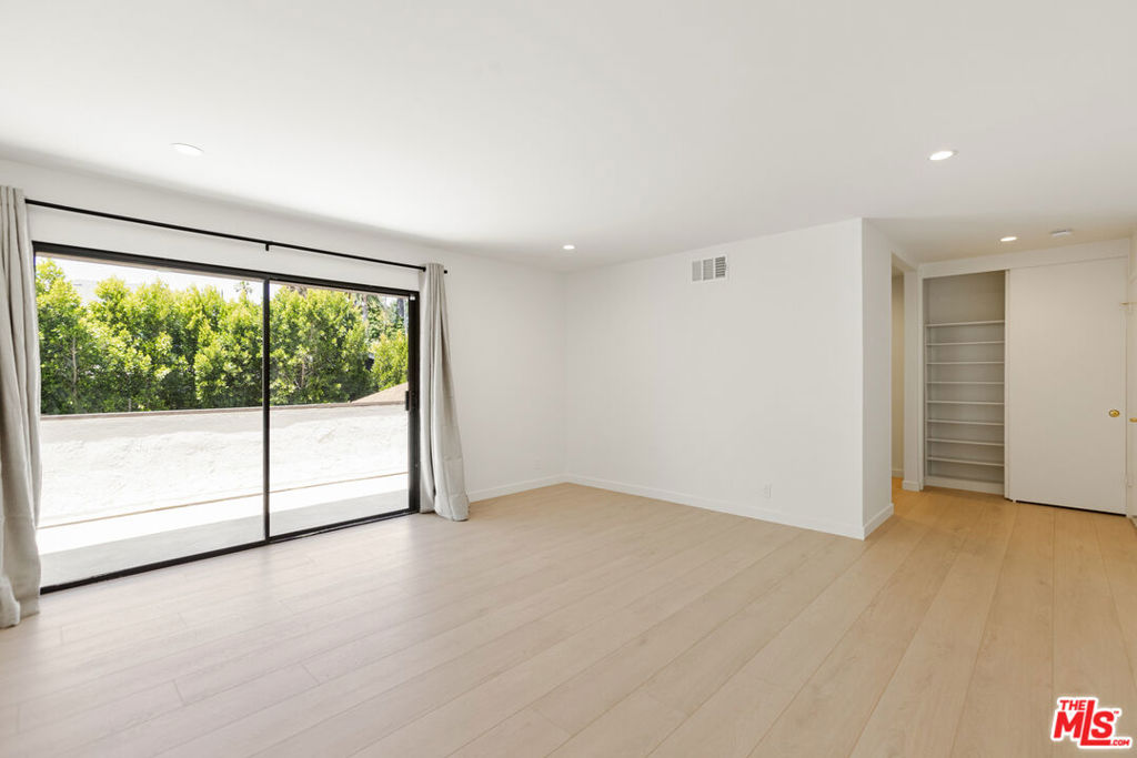 4933 Collett Avenue Property Photo 24