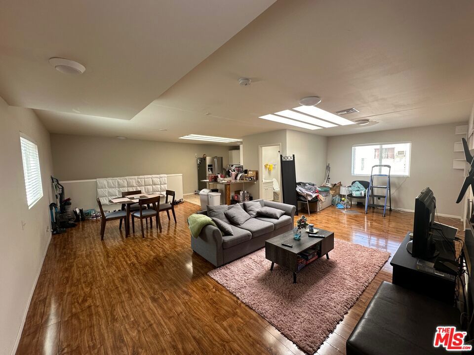 7304 Canby Avenue Property Photo 6