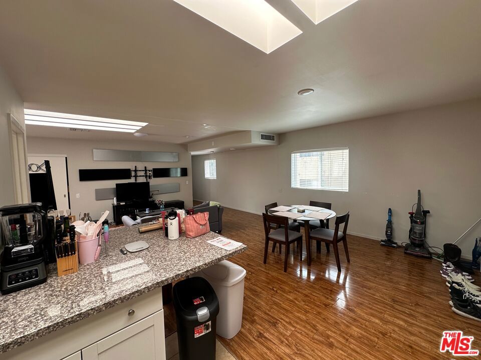 7304 Canby Avenue Property Photo 8