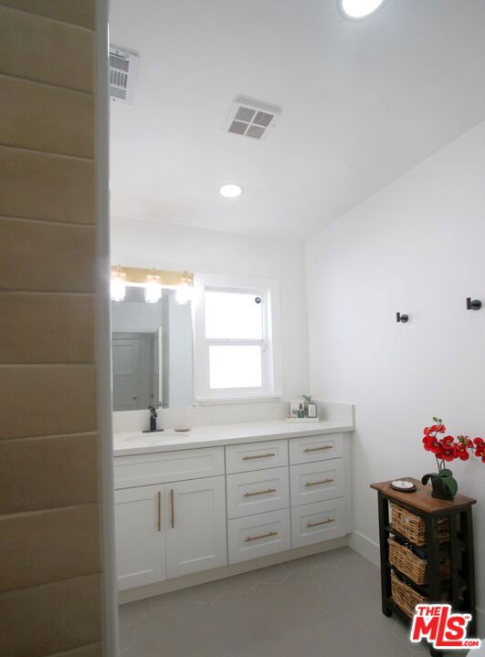 153 N Hanford Avenue Property Photo 5