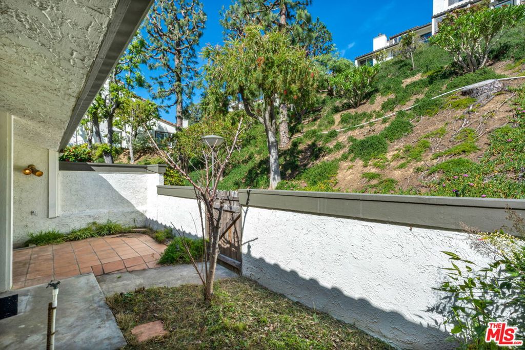 17105 Palisades Circle Property Photo 2