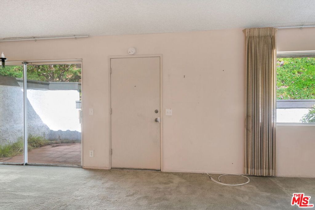17105 Palisades Circle Property Photo 3