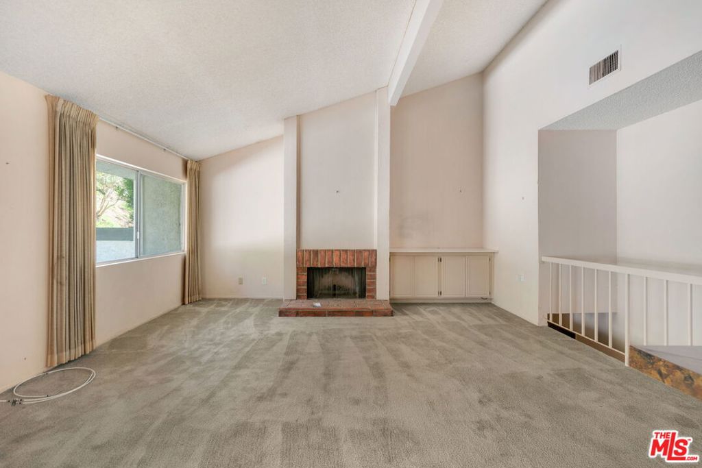 17105 Palisades Circle Property Photo 4