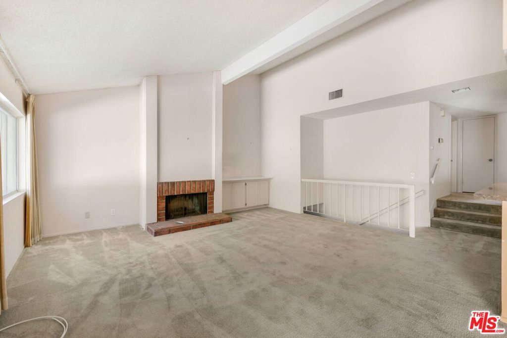 17105 Palisades Circle Property Photo 5