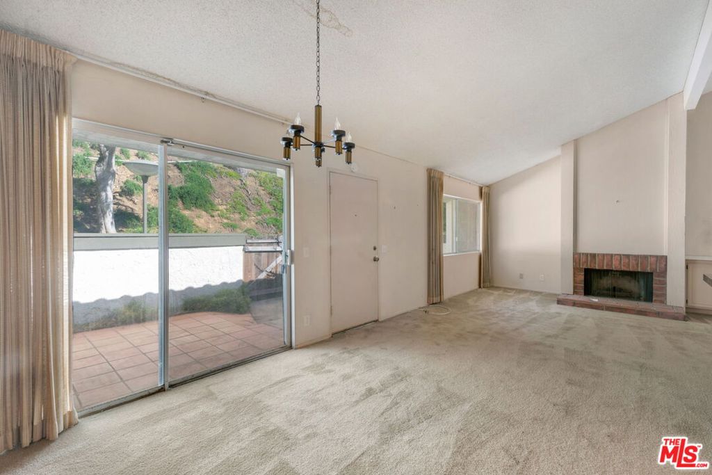 17105 Palisades Circle Property Photo 6