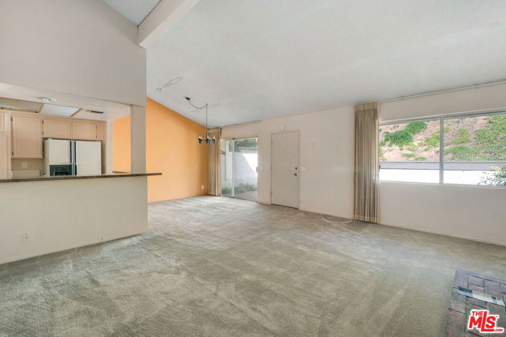 17105 Palisades Circle Property Photo 8