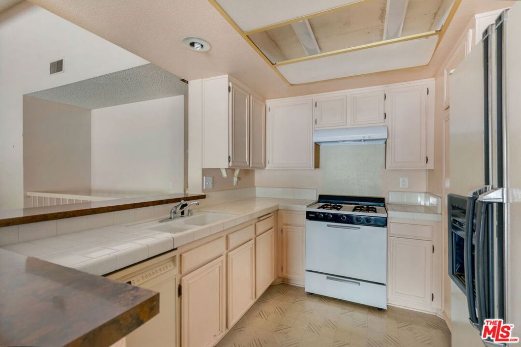 17105 Palisades Circle Property Photo 13