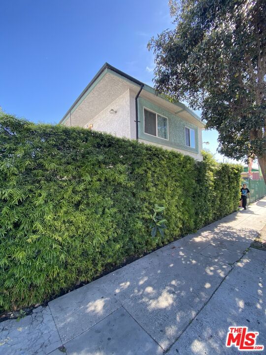 5614 S Western Avenue Property Photo 1
