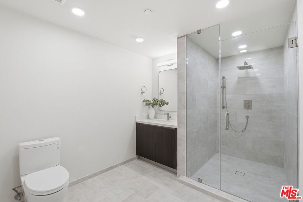 505 S Barrington Avenue 104 Property Photo 17