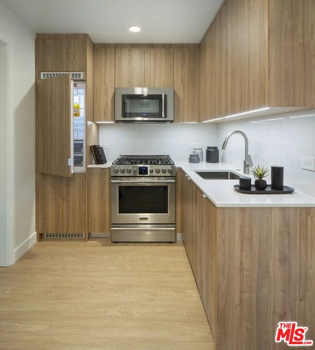 1427 Barry Avenue Property Photo 3