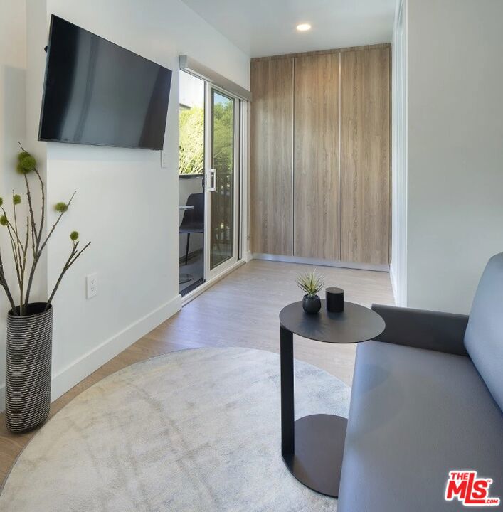 1427 Barry Avenue Property Photo 9