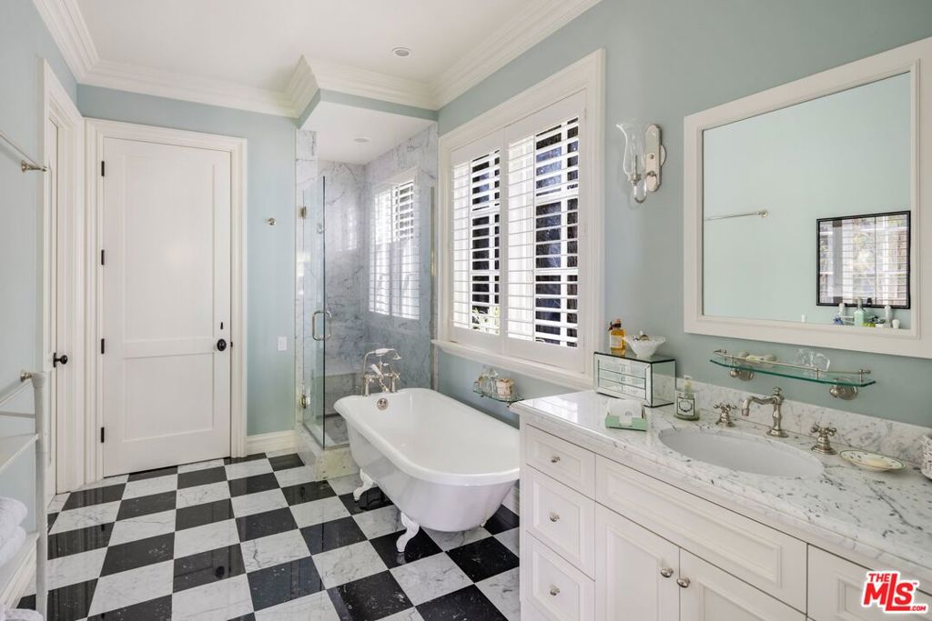 1667 Amalfi Drive Property Photo 27