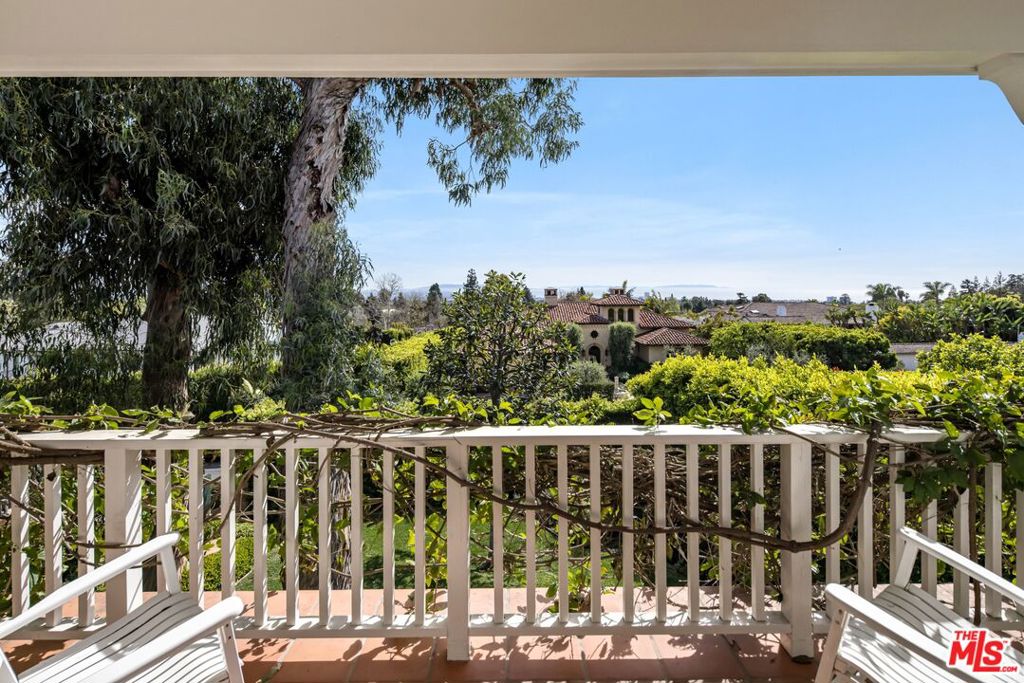 1667 Amalfi Drive Property Photo 30