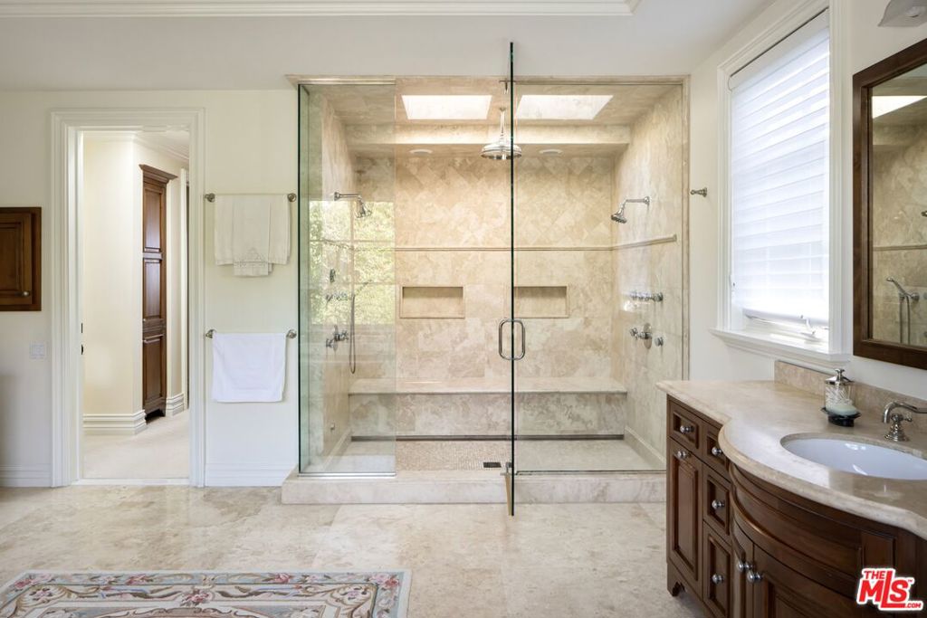 1667 Amalfi Drive Property Photo 33