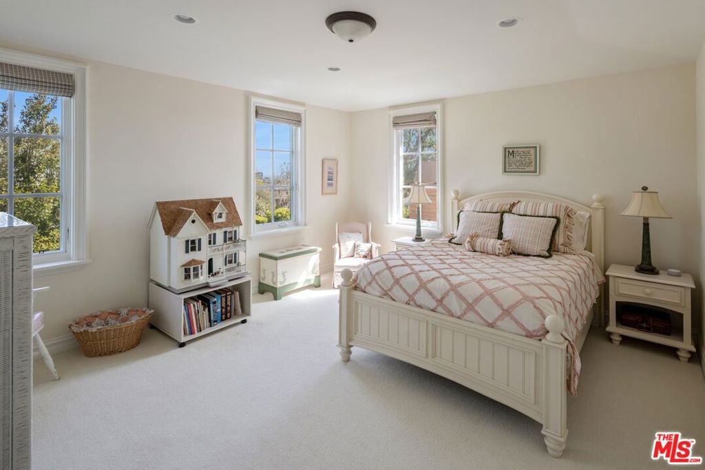 1667 Amalfi Drive Property Photo 34