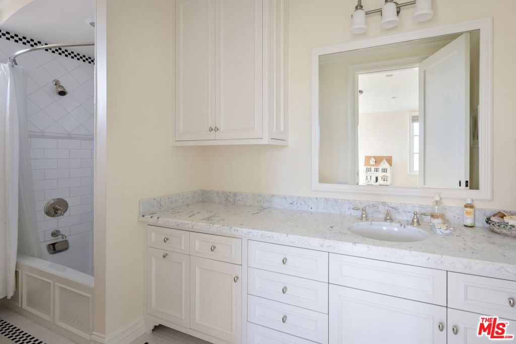 1667 Amalfi Drive Property Photo 35