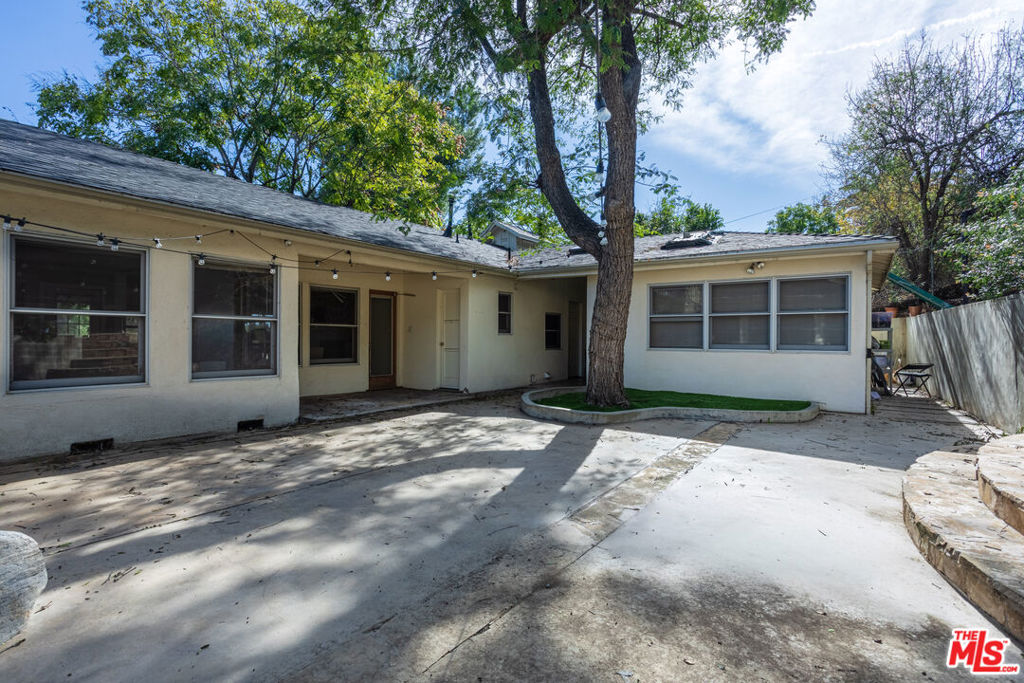 19439 Oxnard Street Property Photo 2