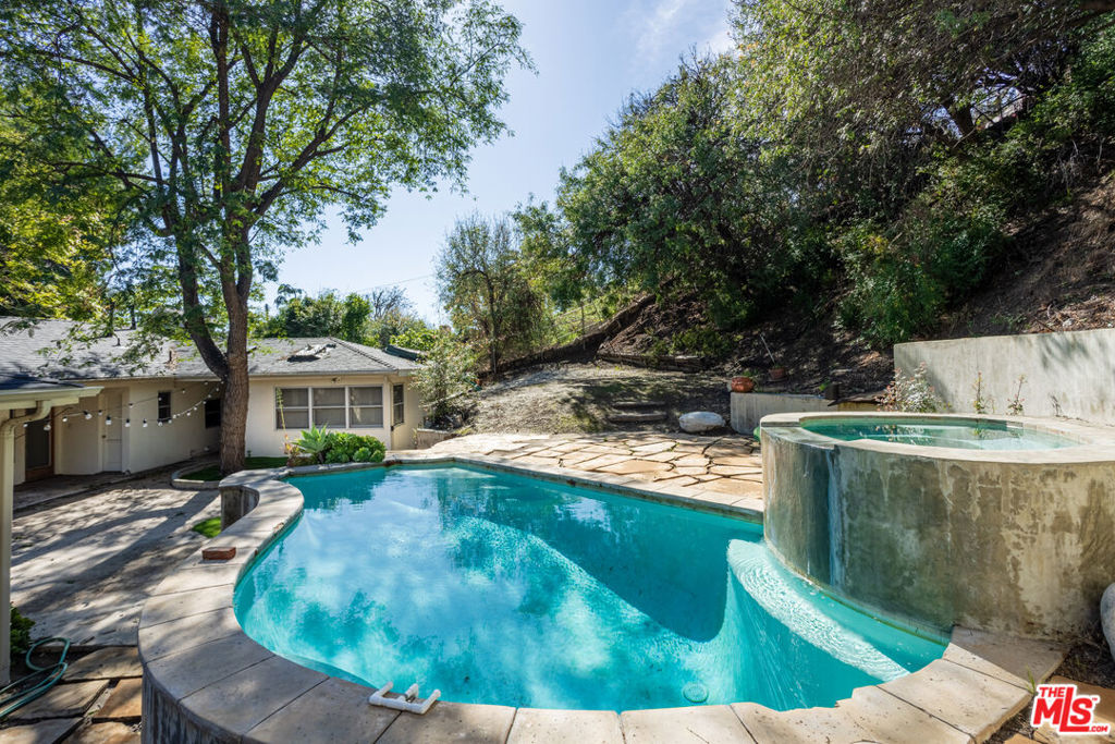 19439 Oxnard Street Property Photo 4
