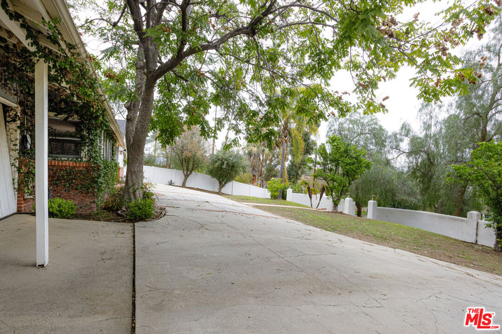 19439 Oxnard Street Property Photo 7